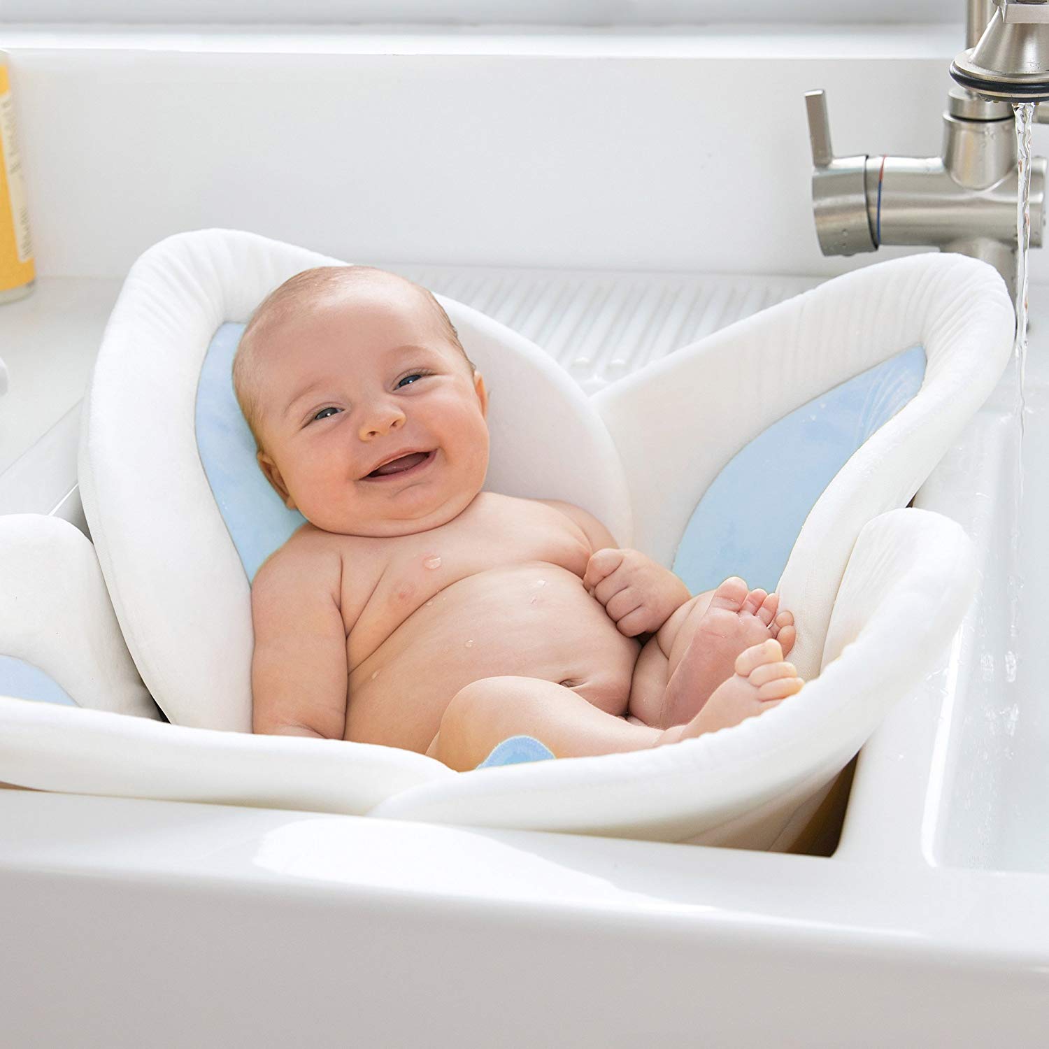 Jak kąpać noworodka po raz pierwszy i nie dostać zawału, czyli o kąpielowych traumach debiutujących rodziców