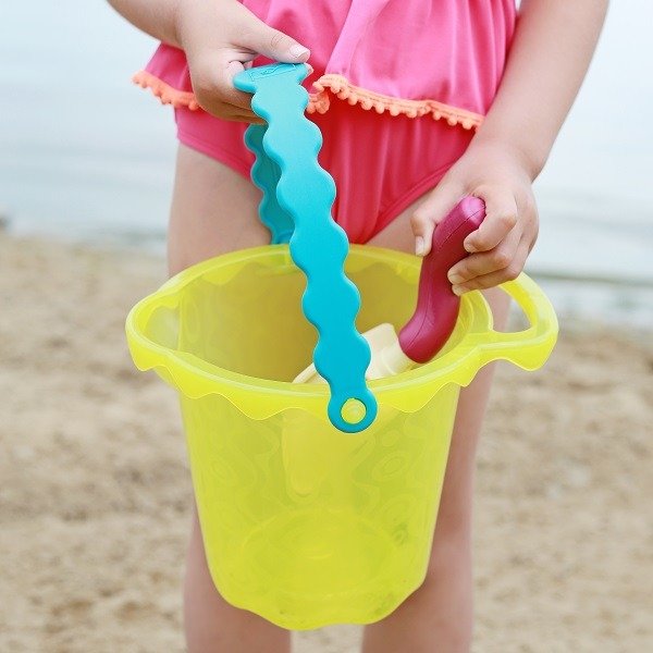 Wyjazd z dzieckiem na plażę - co warto ze sobą zabrać? (akcesoria, zabawki i inne)