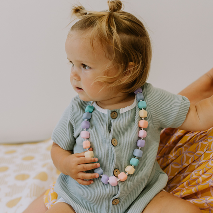 Silikonowy naszyjnik dla dziecka, Księżniczka na ziarnku grochu, pastelowy, Jellystone Designs