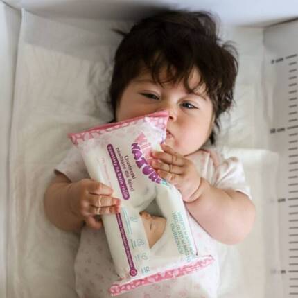 Zestaw chusteczki nawilżane Kinder by Nature dla niemowląt i dzieci 2 opakowania (112 szt.) + Sassy Grzechotka Minisztanga - gryzak sensoryczny dla niemowląt