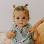 Silikonowy naszyjnik dla dziecka, Księżniczka na ziarnku grochu, pastelowy, Jellystone Designs